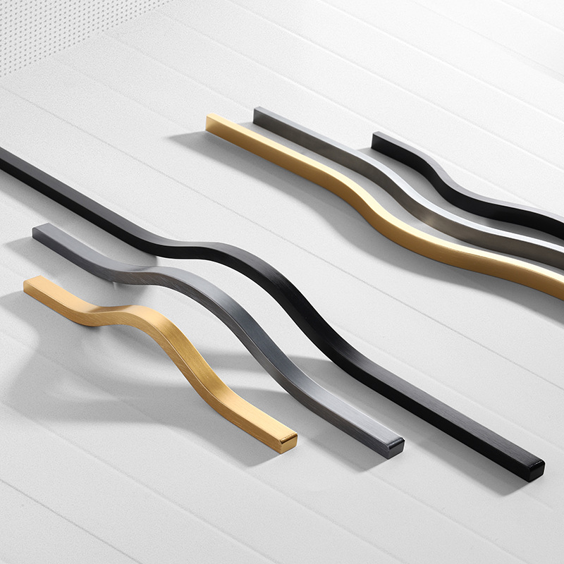 電気メッキブラッシュゴールドキャビネットハンドル - アルミ - Curved Spring Bar のレビューと価格